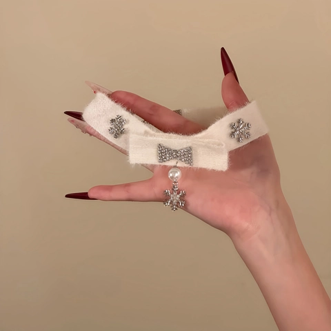 Weihnachts-Choker-Halskette Aus Weißem Plüsch Mit Strass-Schleife Und Künstliche Perlen-Schneeflocken-Anhänger Für Damen