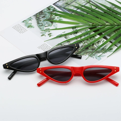 Occhiali Da Sole Cat Eye Vintage Triangolari Montatura In PC Lenti AC Protezione UV400 Decorazione Borchie Stile Punk