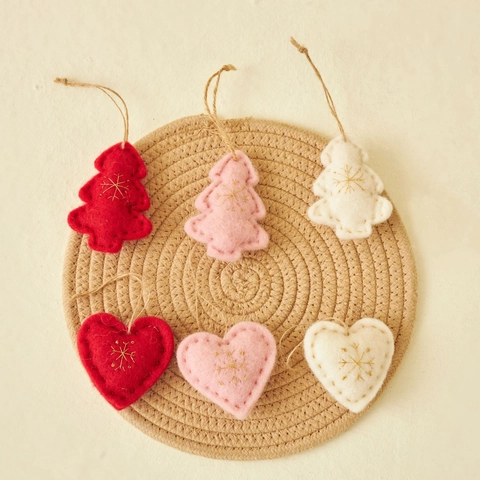 Ornamenti Appesi In Feltro Albero Di Natale Cuore Ricamo Fiocco Di Neve Oro Decorazione Rosso Bianco Rosa
