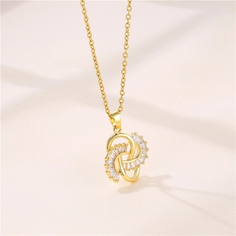 Collar Con Colgante De Nudo De Suerte Entrelazado Cadena De Acero De Titanio Con Cobre Chapado En Oro De 18K Y Circón