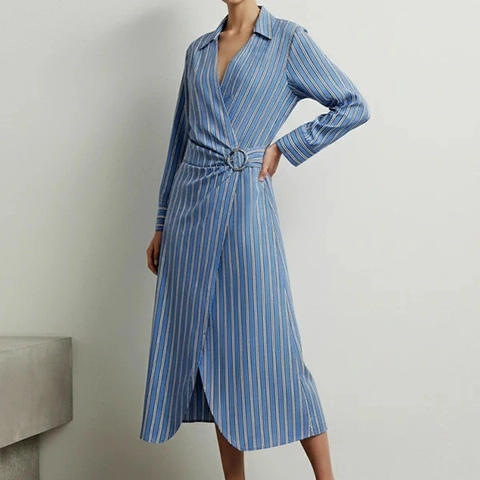 Gestreepte Wikkeloverhemdjurk Polyester Lange Mouwen V-hals Metalen Ringgesp Asymmetrische Midi Voor Dames
