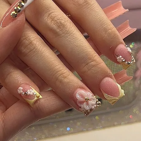 Uñas Postizas Degradado Rosa Con Flores 3D Diamantes De Imitación Perlas Artificiales Forma Coffin Corta Estilo Francés Dulce Mujer