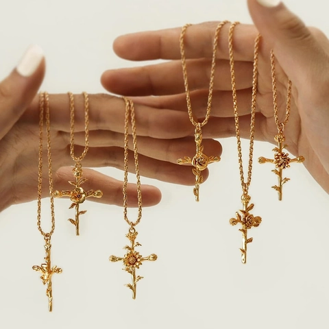 Collana con Pendente a Croce di Fiori del Mese di Nascita in Rame Placcato Oro 14K Vintage per Donna Gioielli Floreali Personalizzati Regalo Festa della Mamma