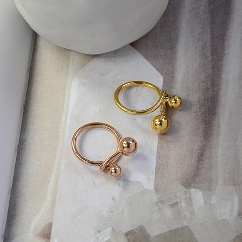 Anello Doppia Sfera Minimalista Acciaio Al Titanio Placcato Oro 18K Gioielli Geometrici Design Di Nicchia Per Donne