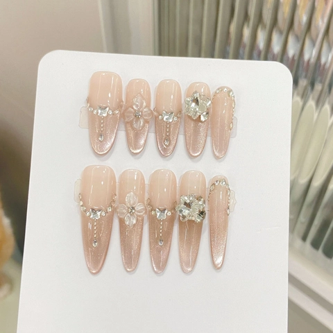 Faux Ongles à Presser Faits à La Main Oeil De Chat Glacé Transparent Avec Fleurs 3D Et Strass Longs Stiletto Ovales Élégants Pour Femmes