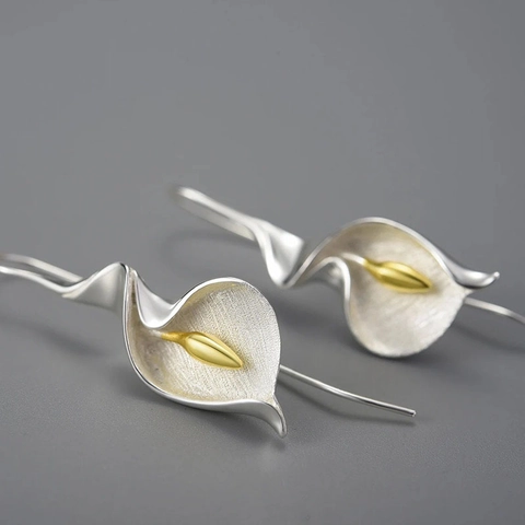 Boucles D'oreilles Pendantes Fleur De Lys Calla Bicolore Finition Métal Brossé Accessoire Élégant Style Vintage Pour Femmes