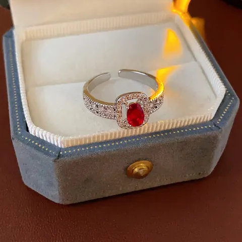 Elegante Anillo Abierto Halo De Circón Rojo Ovalado Cobre Con Micro Pavé De Zirconia Blanca Joyas De Lujo Para Mujeres