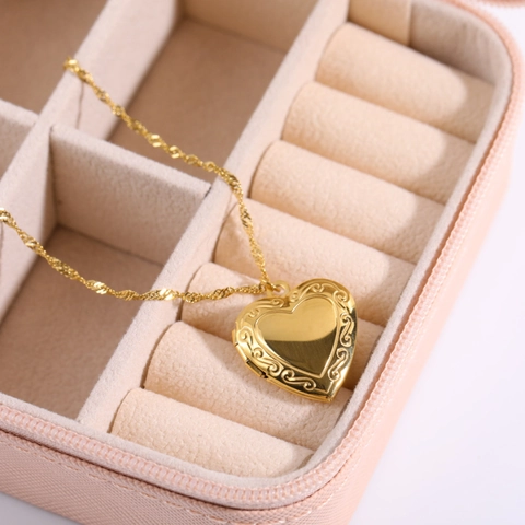 Vintage Herz Medaillon Halskette Öffnungsbarer Fotorahmen 18K Vergoldeter Edelstahl Geprägter Floraler Schmuck Für Damen