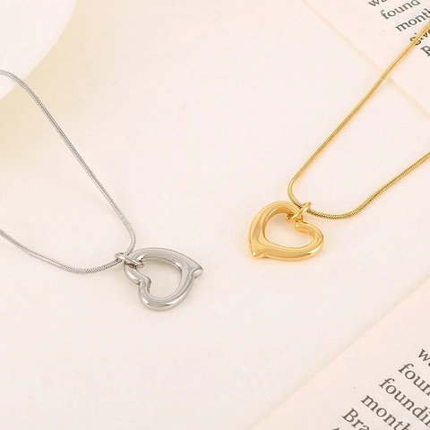 Collar Con Colgante De Corazón Hueco Acero Inoxidable Elegante Cadena De Serpiente Minimalista Joyería Regalo Mujer