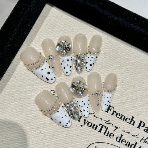 Handgefertigte Lange Stiletto Press On Nägel Dalmatiner Print Mit Strasssteinen Silberne Perlenkette Luxus Französischer Stil
