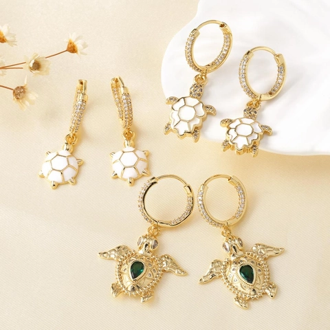 Pendientes Aro Tortuga Marina Cobre Bañado Oro 18K Circonita Esmalte Blanco Gema Verde Animal Estilo Océano Mujeres