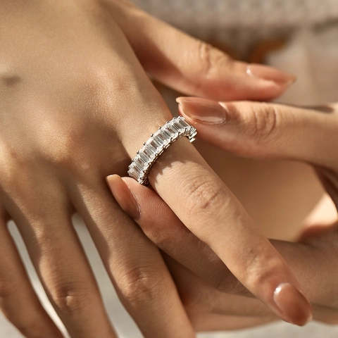 Eternity Ring 925 Sterlingsilber Voller Kreis Smaragdschliff Zirkonia Eingelegt Luxus Verlobung Hochzeit Damen Schmuck
