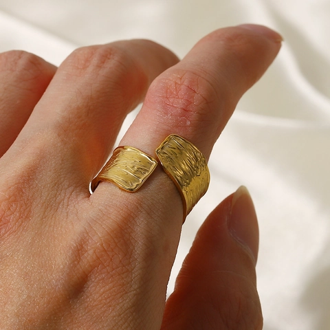 Anillo Abierto de Acero Inoxidable Martillado Minimalista Chapado en Oro de 18K Ajustable Textura Arrugada Joyería Mujer