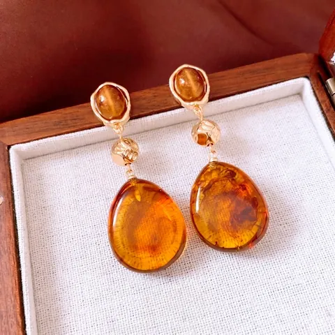 Retro Wassertropfen Hängeohrringe Für Damen Bernstein Harz Legierung Mit Silbernem Ohrstecker Maillard Stil Schmuck