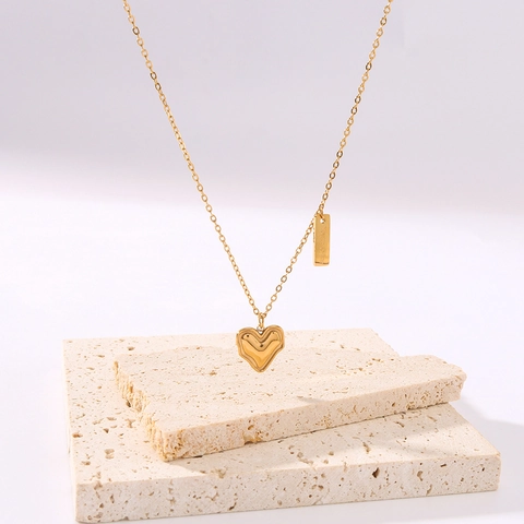 18K Gold Plattierte Edelstahl Halskette Mit Unregelmäßigem Herzanhänger Und Gravierter Platte Elegantes Schmuckstück Für Damen