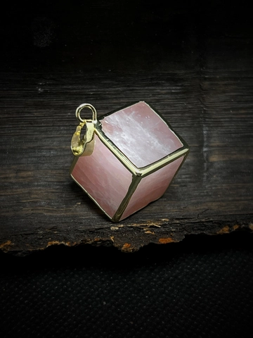 Collier Pendentif Cube En Quartz Rose Naturel Cristal Rose Avec Bordure Dorée Style Punk Hip Hop Pour Femmes