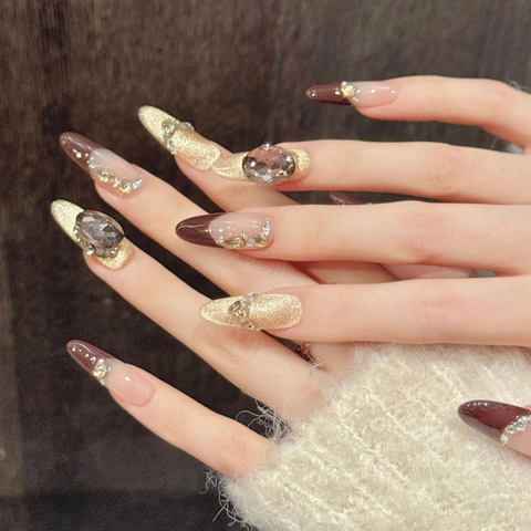Handgemachte Kunstnägel Karamellbraun Katzenauge Französisches Design Lange Coffin Stiletto Strass Künstliche Perle Luxus