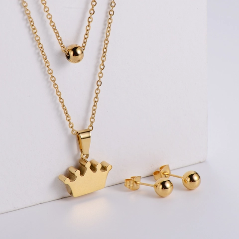 Collana A Doppio Strato Con Ciondolo A Corona E Orecchini A Perla Acciaio Inossidabile Placcato Oro 18K Gioielli Minimalisti Donna