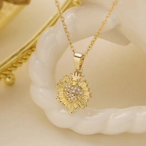 Collier Pendentif Sacré Cœur Cuivre Zircon Couronne Design Rayon De Soleil Bijoux De Niche Pour Femmes