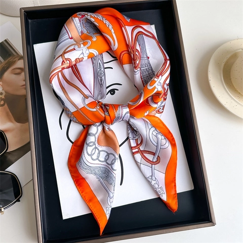Foulard Quadrato in Satin con Stampa Equestre Vintage per Donna Minimalista Francese Bandana Elegante Accessorio di Moda