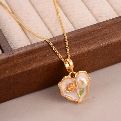 Collar Con Colgante De Corazón Vintage Con Patrón De Mariposa Y Flor De Esmalte Aleación Chapada En Oro Y Joyería Retro Francesa De Perlas Artificiales