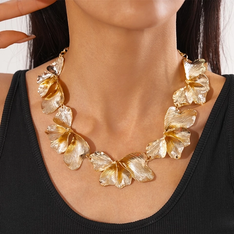 Alloy Metal Statement Necklace Exaggerated Floral Ginkgo Leaf Design Textured Elegant Fashion Jewelry Accessory For Women