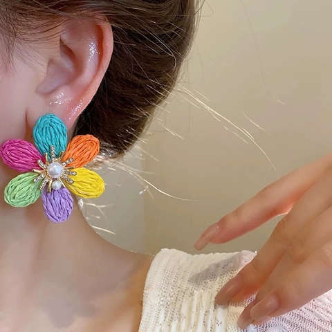 Bohemian Hand Woven Raffia Flower Stud Earrings For Women Artificial Pearl Rhinestone Summer Vacation Beach Fashion Jewelry