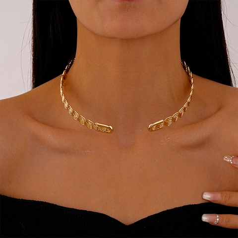 Metal Twisted Hollow Out Choker Necklace Open Design Woven Texture Minimalist Fashion Jewelry For Women