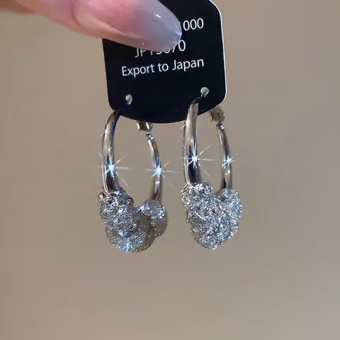 Elegante Silberne Kupfer Creolen Mit Strass Funkelndem Cluster Wickeldesign Silber Ohrstecker Für Damen