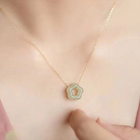 Collier Pendentif Fleur De Prunier Évidé Rétro Jade Et Zircon Chaîne Fine Dorée Pour Femme Bijou Élégant Cadeau