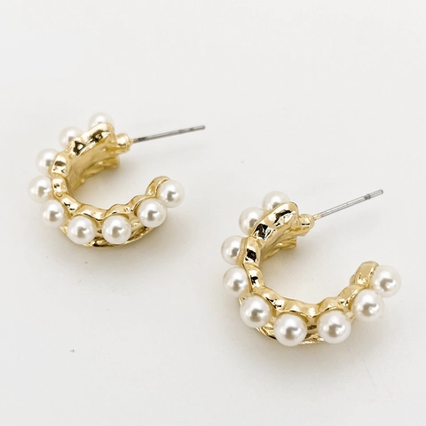 Vintage Gold Plated C-Shaped Hoop Earrings For Women Elegant Fashion Artificial Pearl Inlaid Geometric Ear Studs Jewelry Gift