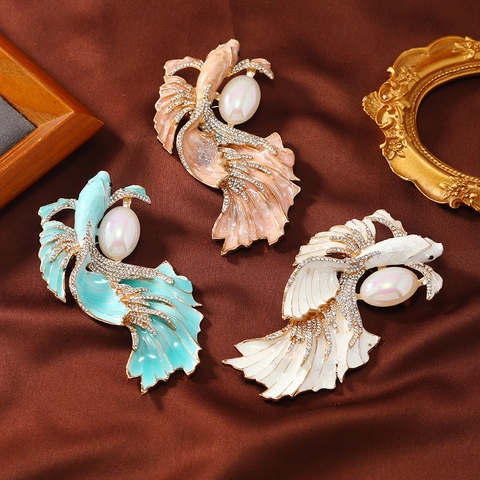 Spilla Vintage Francese a Forma di Pesce Rosso Smaltato per Donna in Lega con Strass e Perla Artificiale Gioielli Spilla Animale