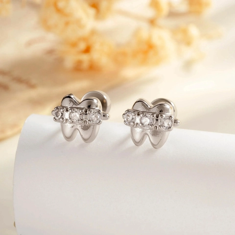 Schattige Tandvorm Oorkraakbeen Stud Titanium Staal Koper Zirconia Schroefsluiting Helix Piercing Novelty Cartoon Sieraden
