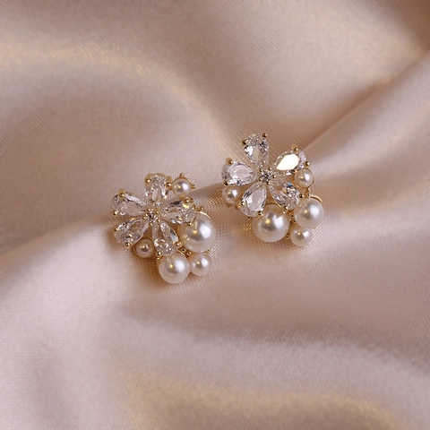 Flower Stud Earrings Alloy White Artificial Pearl Clear Rhinestone Simple Elegant Korean Style For Women Gold Plated Jewelry