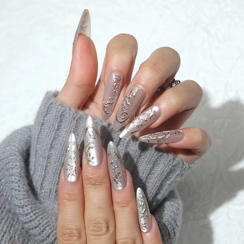 Unghie Finte Stiletto Lunghe Argento Champagne Metallico Con Rilievo Floreale 3D Unghie A Pressione Rimovibili Eleganti Per Donne