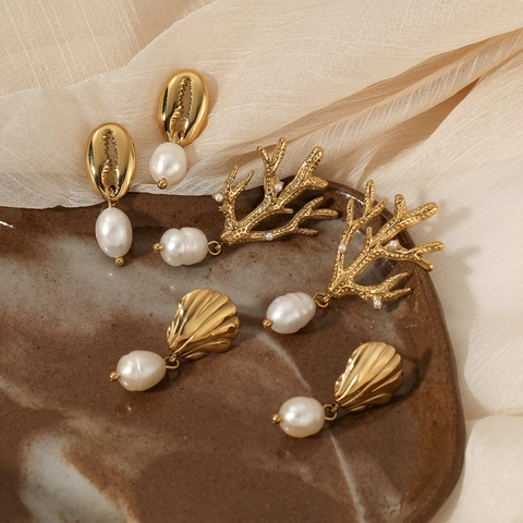 Orecchini Tema Oceano Acciaio Inossidabile Placcatura Oro PVD Con Conchiglia Corallo E Perla Artificial Vacanze Al Mare Gioielli Eleganti Da Donna