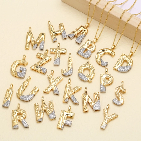 Collier Pendentif Lettre Bicolore Cuivre Plaqué Or Zircone Cubique Pavé Texture Martelée Chaîne À Billes Femmes