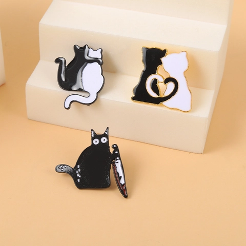 Broches De Esmalte Gato Dibujos Animados Divertidos Pins Aleación Zinc Negro Blanco Insignia Animal Para Mochila Ropa Joyas Regalo