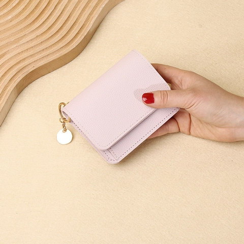 Portafoglio Corto Da Donna Pelle PU Motivo Litchi Pochette Pieghevole Porta Carte Con Pendente In Metallo Tondo Borsa Moda