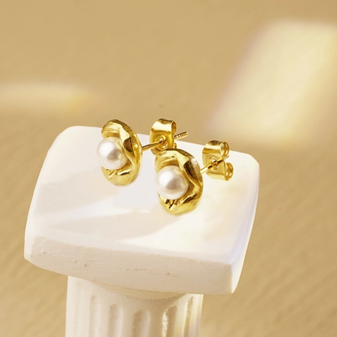 Orecchini a Bottone in Acciaio Inossidabile con Perla Artificiale di Lusso per Donna Gioielli di Moda Minimalisti Placcati in Oro Irregolare