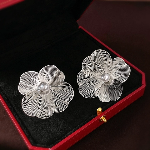 Pendientes De Botón De Flor Elegantes Color Plateado De Cobre Con Perla Artificial De Imitación Y Poste De Plata Para Mujer