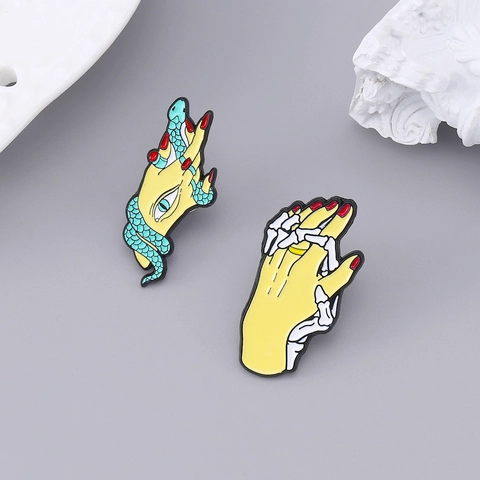 Surrealistische Emaille Pin Legierung Brosche Schlange Auge Palme Skelett Hand Verflochten Gotische Kreative Abzeichen
