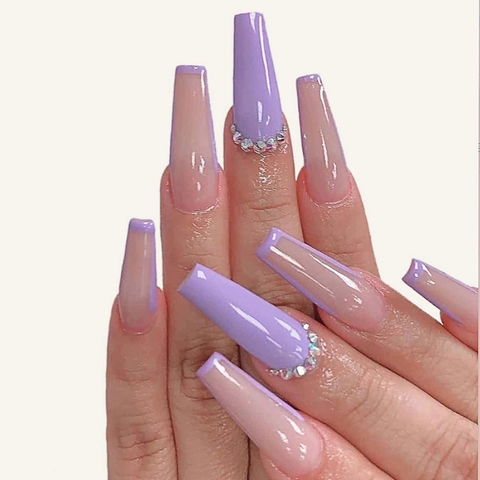 Lange Sargform Aufpressen Nägel Violettes Französisches Design Straßstein Akzente Glänzend Künstliche Acryl Nagelspitzen