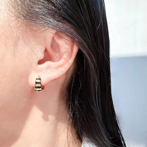 Gestreifte Creolen Minimalistisches Messing Handbemalt Schwarz Weiß Emaille Croissant Form Modeschmuck Für Frauen