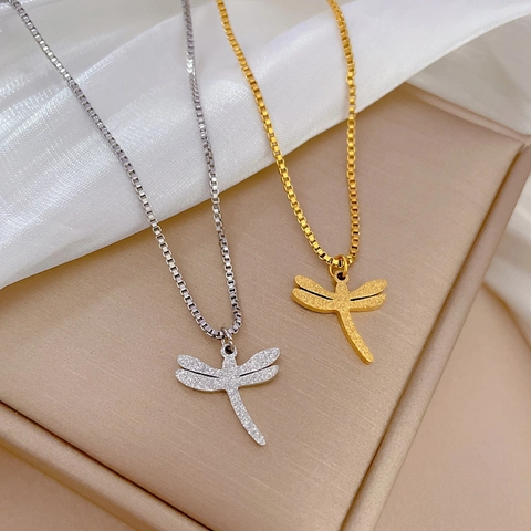 Collier Pendentif Libellule Minimaliste Acier Titane Plaqué Or Texture Givrée Chaîne De Clavicule Femmes Bijoux