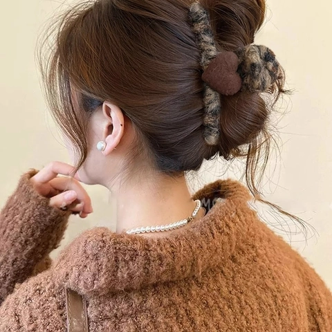 Plush Leopard Print Heart Hair Claw Clip Acrylic Flocking Shark Clip Autumn Winter Hair Accessories For Women