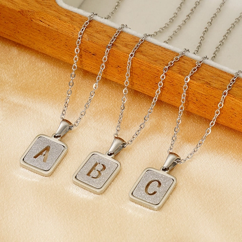 Collar Con Colgante De Letra Inicial De Acero Inoxidable Tarjeta Cuadrada Arenada Esmerilada Joyería De Moda Para Mujer
