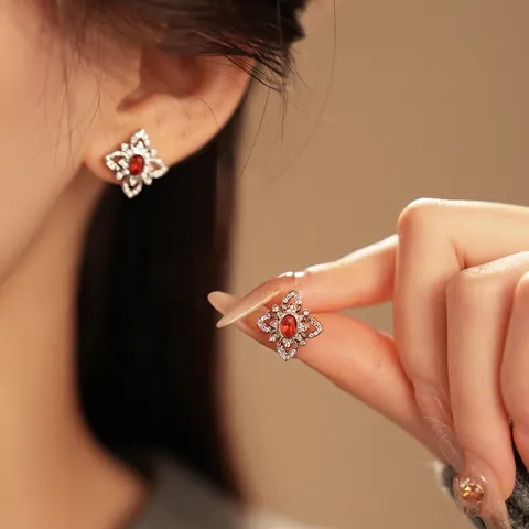 Boucles D'oreilles Fleurs Vintage Avec Tige En Argent Micro Pavé Zircon Rouge Forme Papillon Creuse Bijoux Élégants Pour Femmes