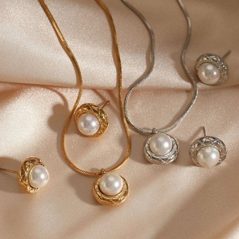 Gioielli Collana E Orecchini In Acciaio Inossidabile Con Perla Artificial Impermeabile Design Trapuntato Placcato Oro Moda