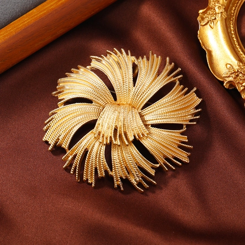 Vintage Matte Gold Blumen Brosche Für Damen Legierung Floral Pin Elegante Feuerwerk Design Retro Accessoire Für Mäntel Anzüge